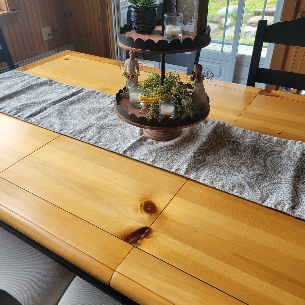Table Runner - Picture 2 of 5